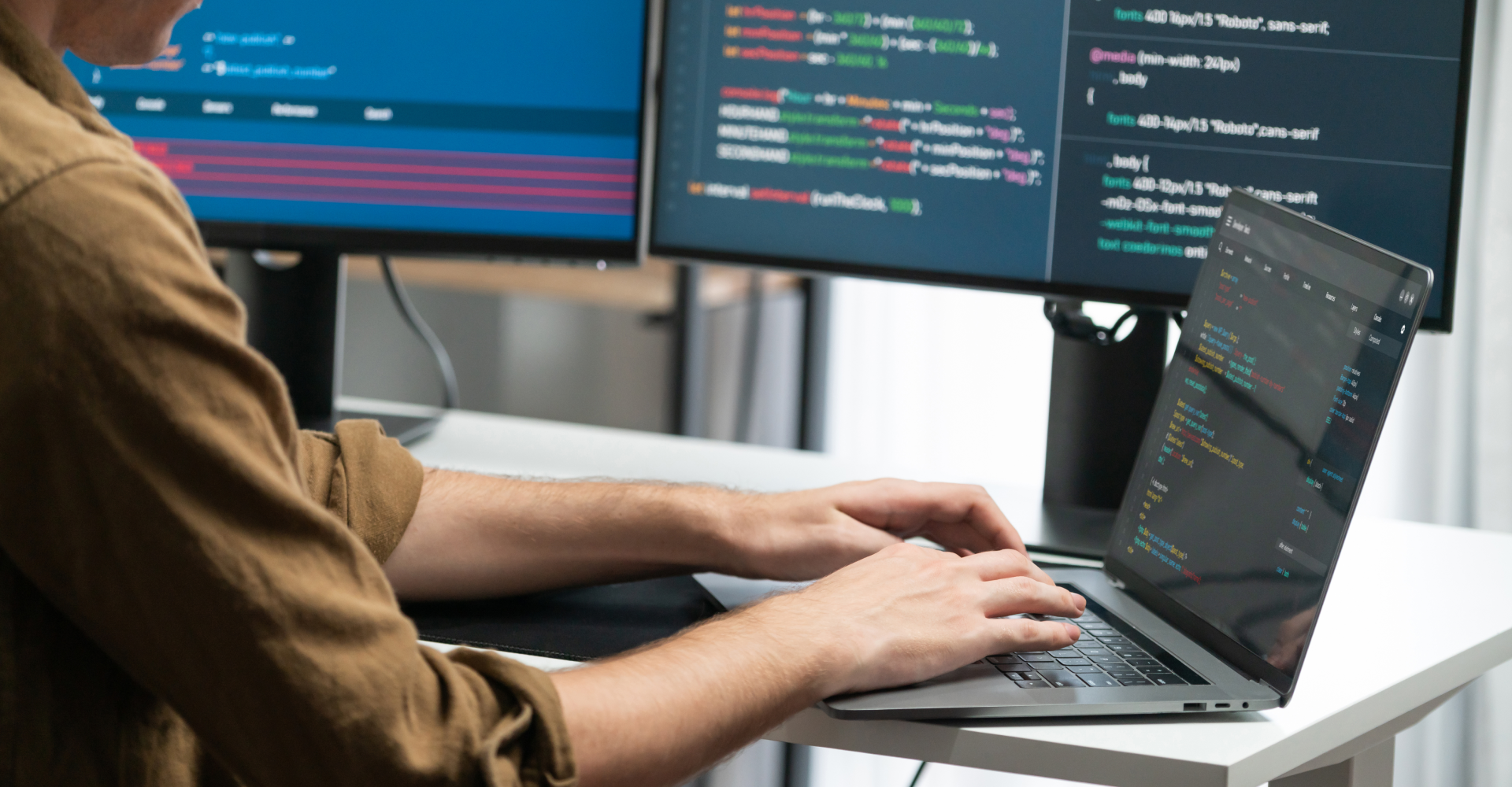 программист за компьютером